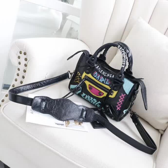 BALENCIAG巴黎世家 塗鴉機車包 QC057 爆裂紋羊皮 手提肩背斜挎包  BL1853
